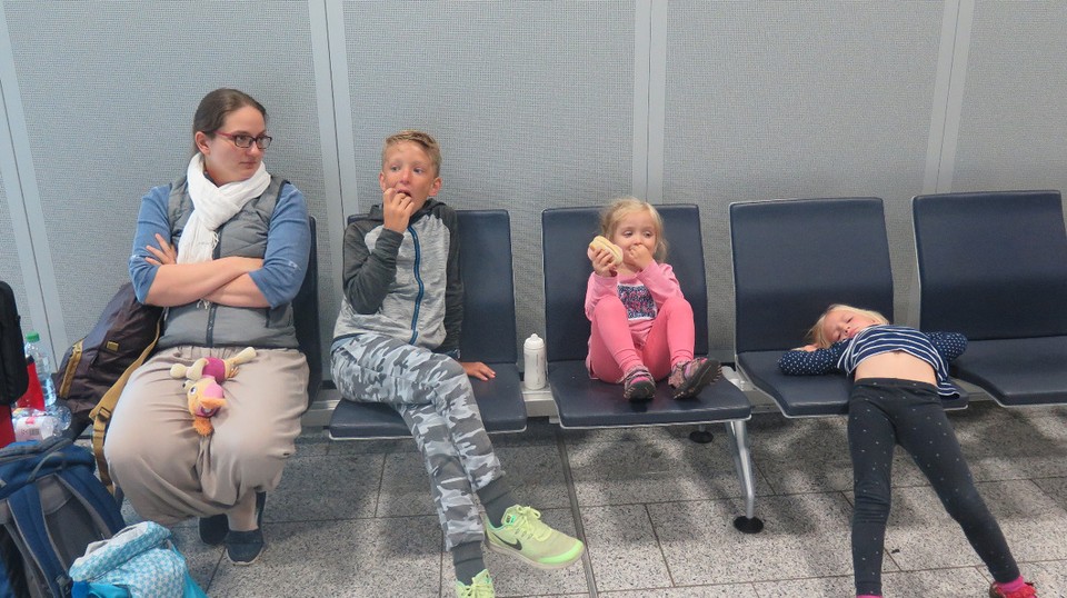Deutschland - Bonn - Am Gate C14 eine kurze Wartezeit