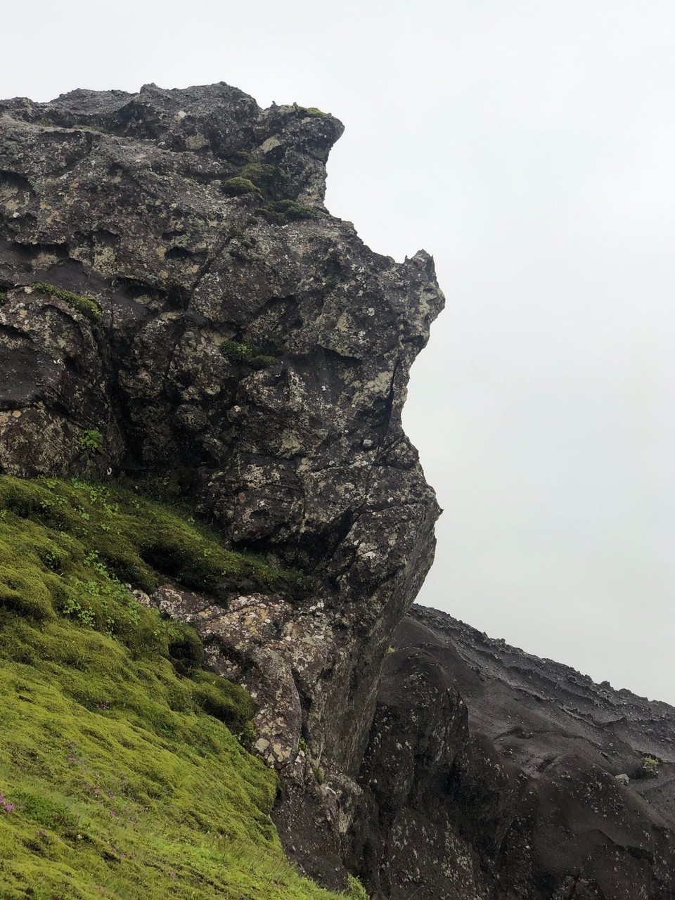 Island - Mýrdalshreppur - Irgendwo hier auf dem Weg soll es noch eine Formation geben, die wie das Profil einer Hexe aussieht… Ich finde das sieht doch schon fast so aus, oder?!