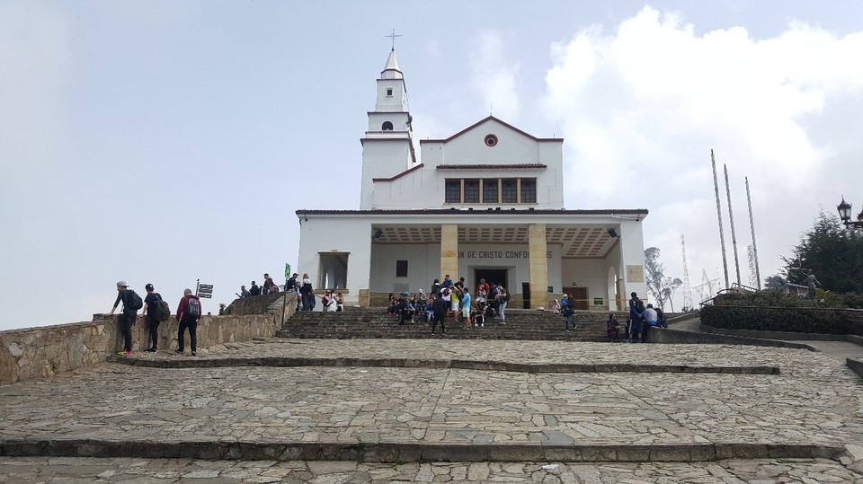 Kolumbien - Bogotá - Entlang der Kirche sind viele keine Läden wo man u.a. Souvenirs kaufen kann.