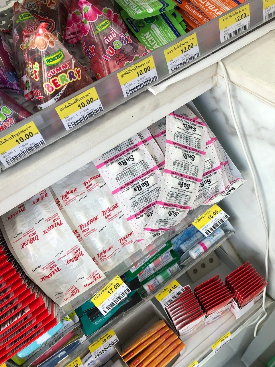 Thailand - Mae Rim - Schmerzmittel findet man übrigens direkt neben den Gummibärchen an der Kasse. 