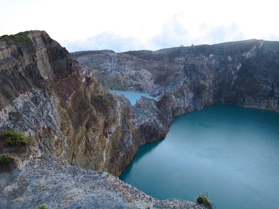 Indonesia - Kelimutu - Les 2 lacs : lac ensorcele et lac des jeunes hommes et femmes