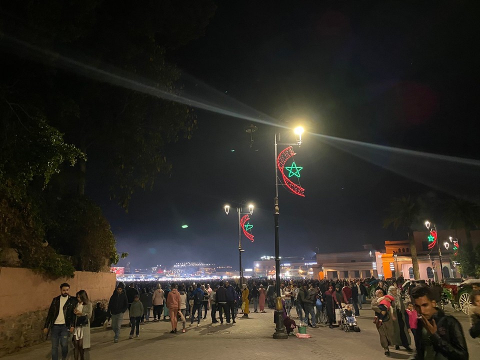 Marokko - Méchouar Kasba - Auf dem Rückweg aus der Neustadt stürzen wir uns in den Trubel von Djemaa el Fna