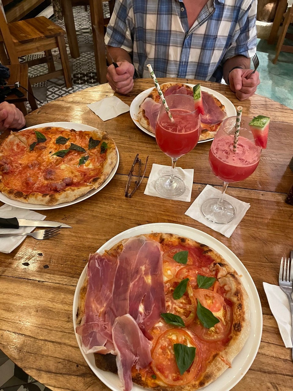 Costa Rica - Talamanca - Ein Tag ohne Reis und Bohnen - ungewöhnlich, aber geht auch mal. Vor allem wenn dann „the best pizza in town” serviert wird (wir haben keinen Vergleich, die hat uns aber auf jeden Fall überzeugt 🤤) 🍕 🍕 🍕 