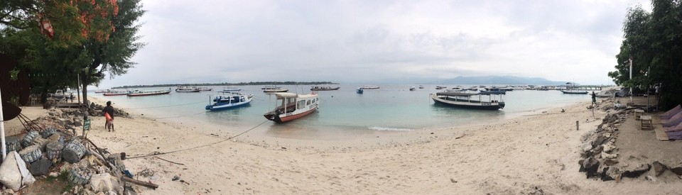 Indonesien - Lombok Utara - An der Ostküste legen auch allerhand Boote an, die u.a. Touristen und Waren bringen