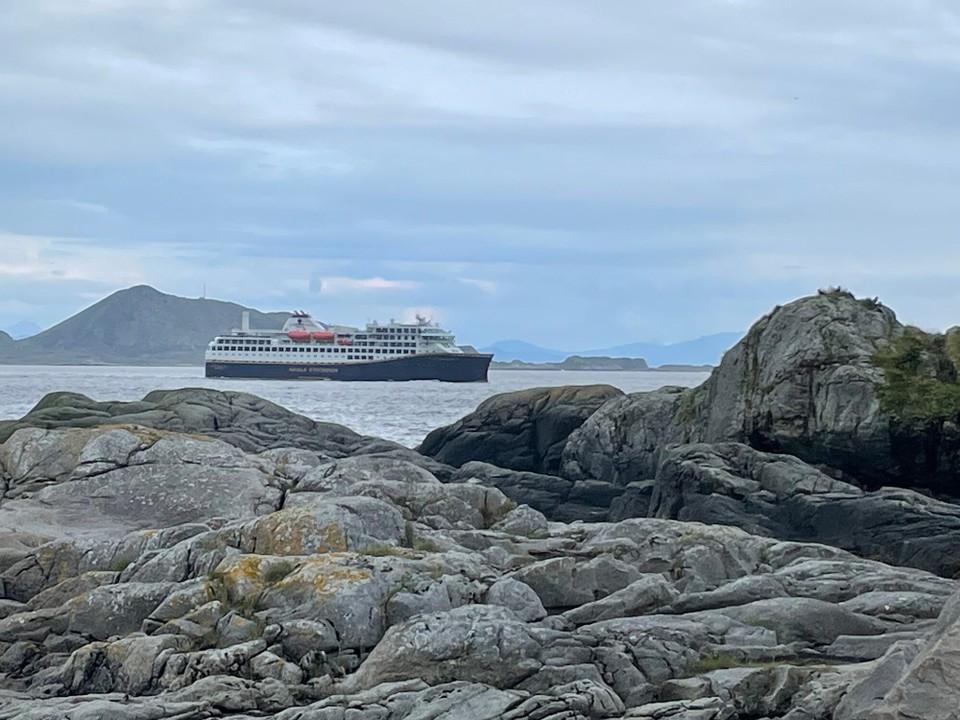 Norwegen - Svolvær - Und dann kommt noch kurz die Hurtigruten vorbei 