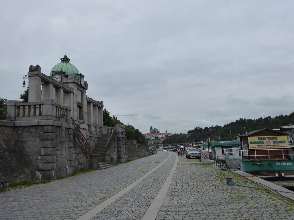 Tschechien - Prag - Prag ist allerdings gänzlich ungeeignet zum Fahrradfahren. Fast ausschließlich Kopfsteinpflaster, kaum Radwege, die breiten und gut befahrbaren Fußwege überfüllt. Trotzdem...