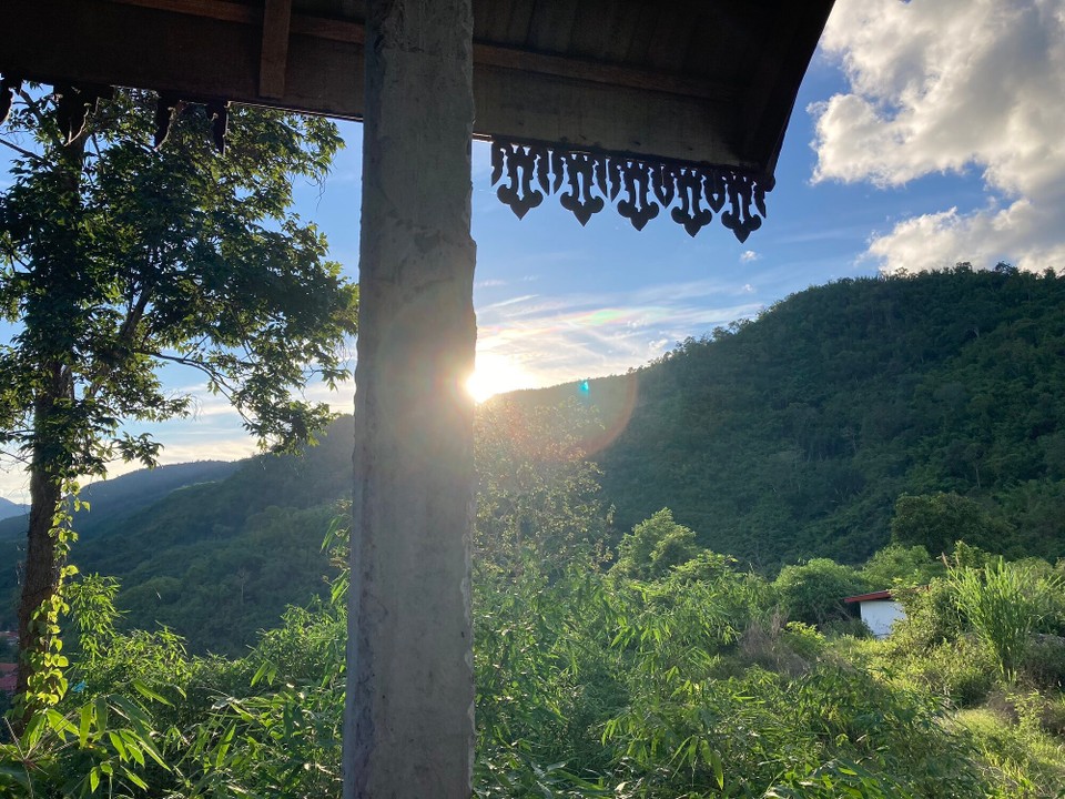 Laos - Pakbeng - Noch zum Aussichtspunkt den Hügel hoch und Sonnenuntergang schauen 😀