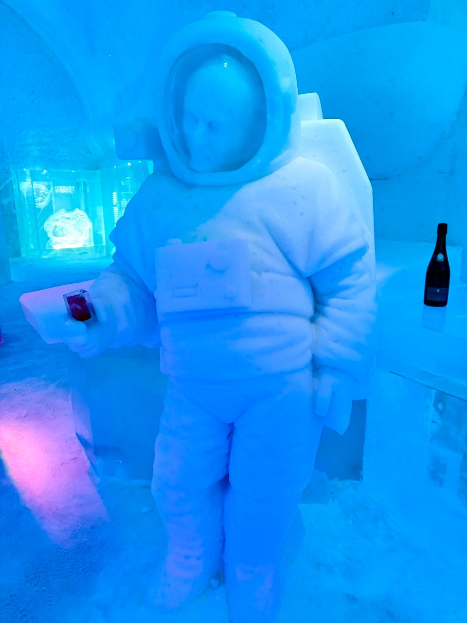Schweden - Kiruna - Der Kollege steht wohl schon länger an der Bar 