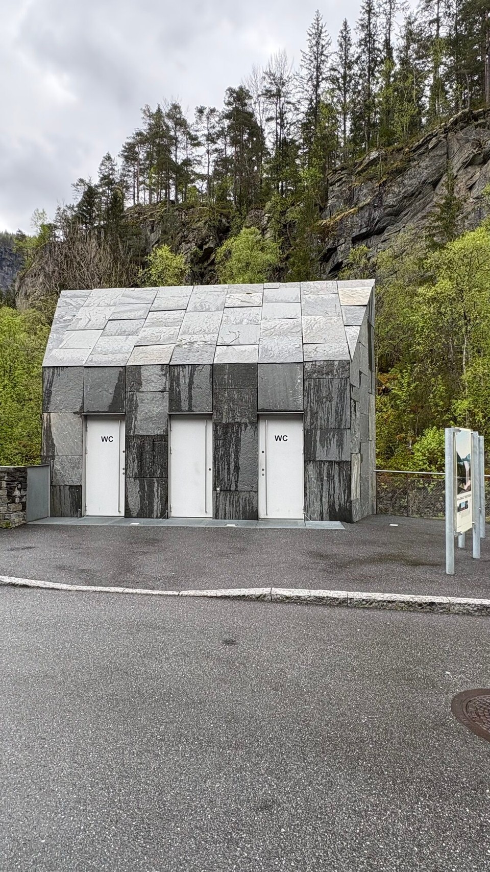 Norwegen - Eidfjord - Klohäuschen - unscheinbar von außen…
