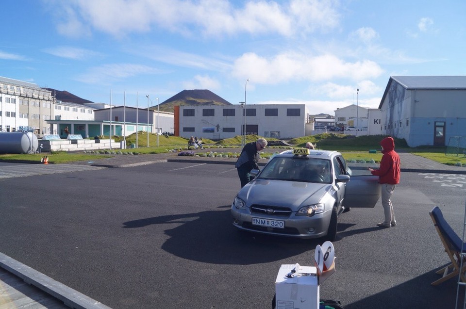 Island - Vestmannaeyjar - Eins von zwei Taxis auf der Insel, schon mal hälfte blegt.