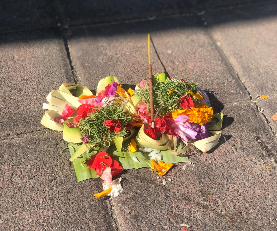 Indonesien - Karangasem - Opfergabe- Überall riecht es am Morgen nach Räucherstäbchen, verbrannter Kokosnuss oder auch einfach Feuer. 