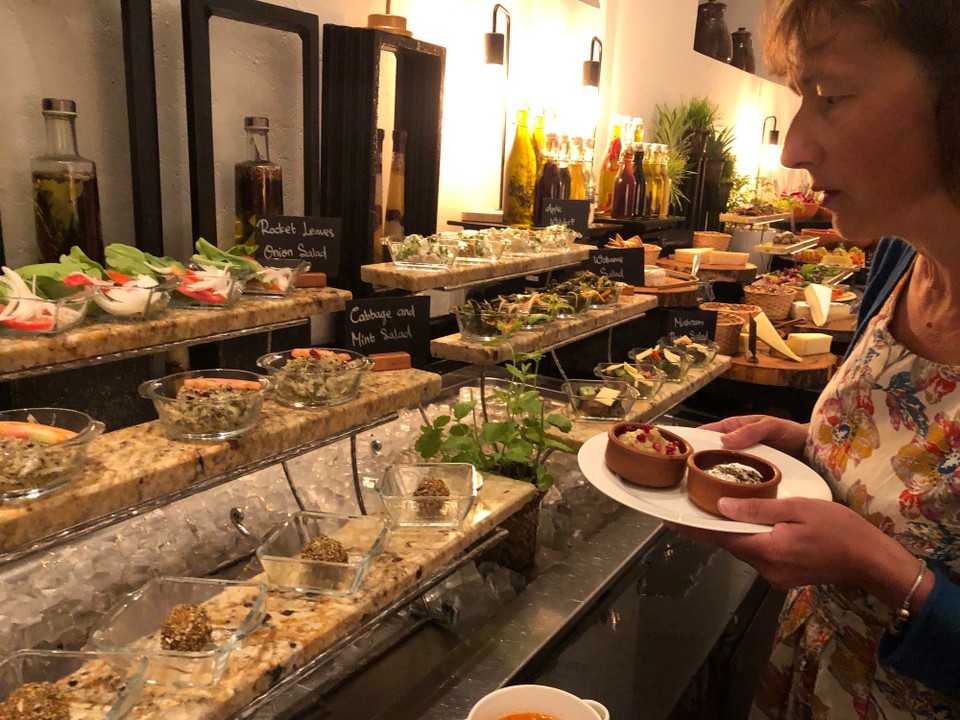 Oman -  - Start am Salatbuffet