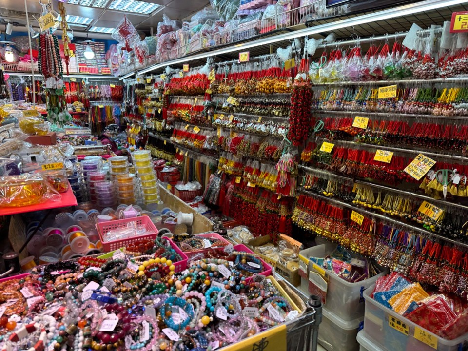 Taiwan - Taipei Main Station - Da es bei 18Grad immer wieder leicht nieselt verlege ich meinen Bummel überwiegend in den Untergrund. Die riesigen mehrstöckigen und kilometerlangen Shopping Mall‘s lassen keine Wünsche offen, Aber ich beherrsche mich, mein Rucksack ist eh schon voll. Also Massage 😎