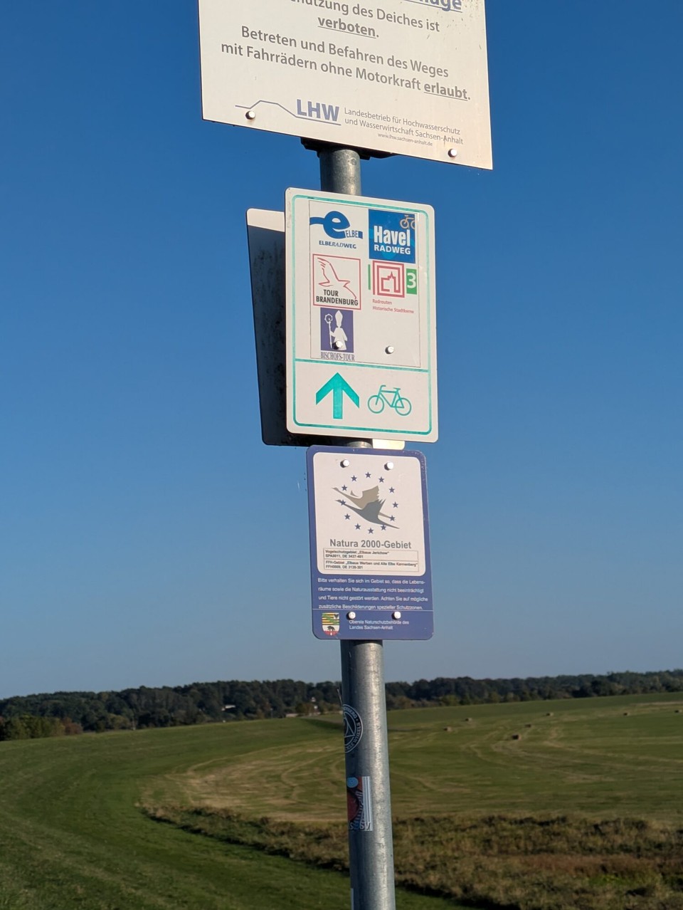 Deutschland - Havelberg - Ein kurzes Stück führen Elbe- und Havel-Radweg gemeinsam und die Flüsse fließen fast parallel. Aber dann biegt die Elbe in den Süden ab und wir fahren weiter Richtung Osten. So ungefähr....