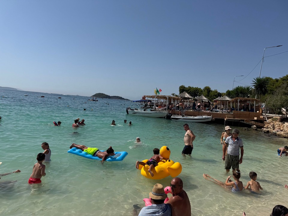 Albanien - Saranda - Wir fanden dann doch noch einen Schirm mit zwei Liegen, wie für uns reserviert.