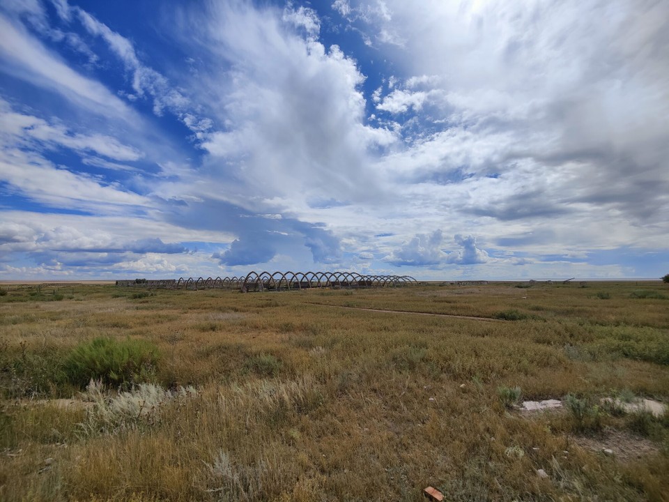 Kasachstan - Абай - Verlassene Gebäude. Nur noch Gerippe 