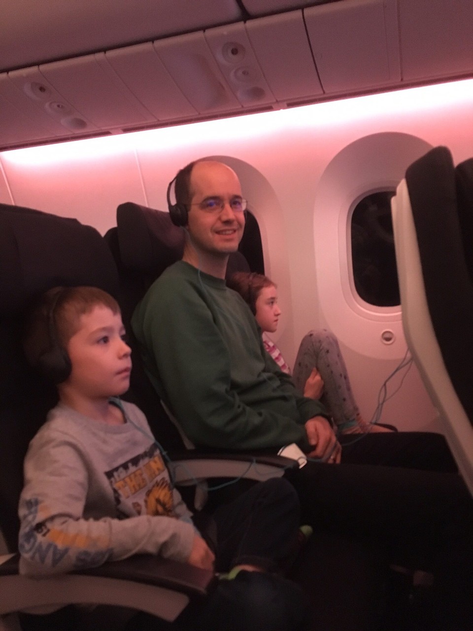 Japan - Narita-Shi - Wir haben eine 3er Reihe am Fenster und ein Gang-Platz (ohne Nachbar, zum Glück).