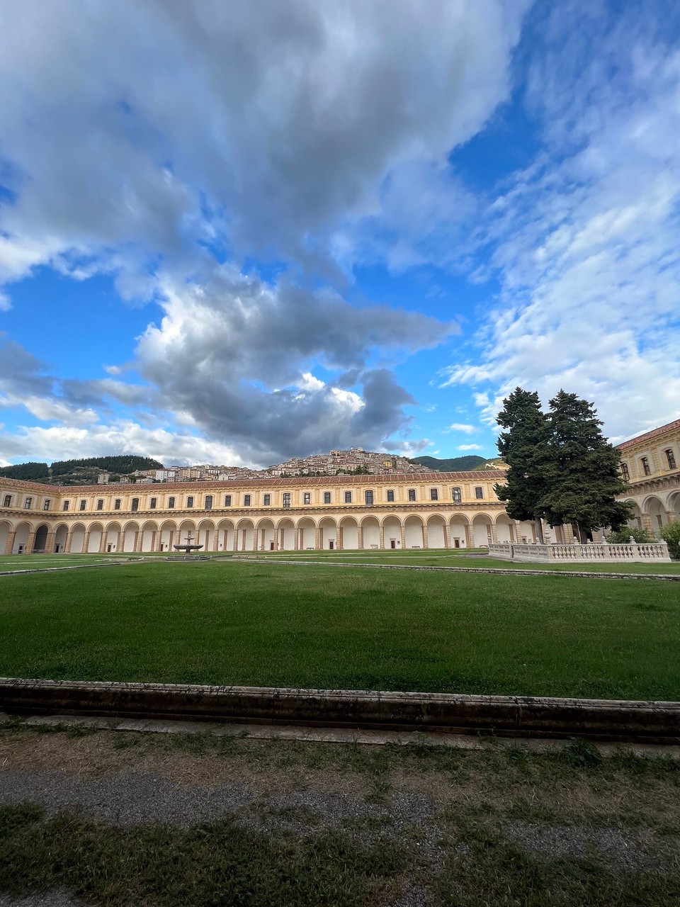 Italien - Padula - Der riesige Kreuzgang