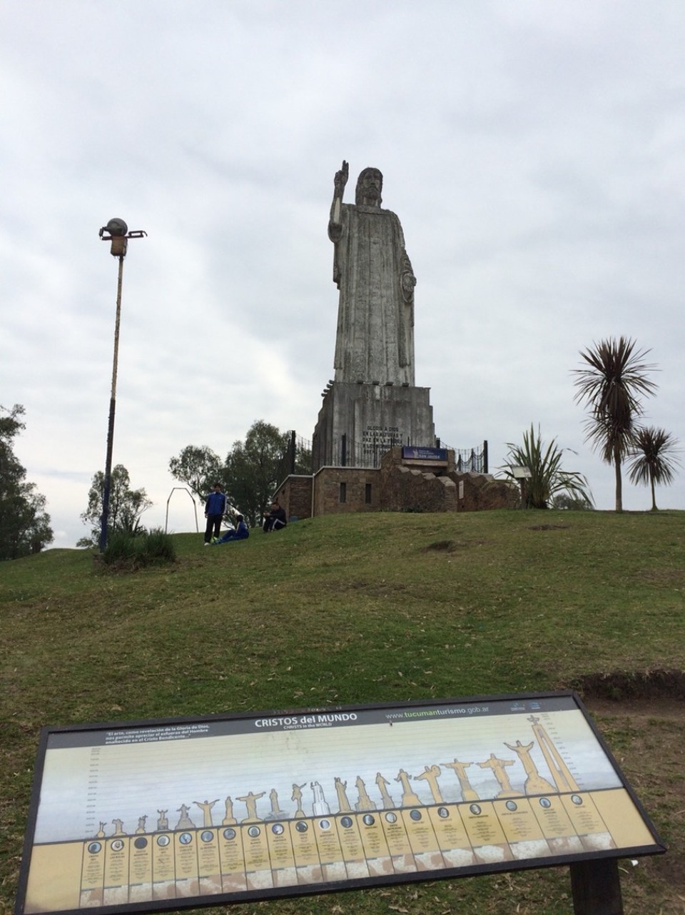 Argentinien - San Miguel de Tucumán - Lustigerweise zufällig schon der dritte Jesus der Route, die auch noch allesamt auf dem Schild stehen!