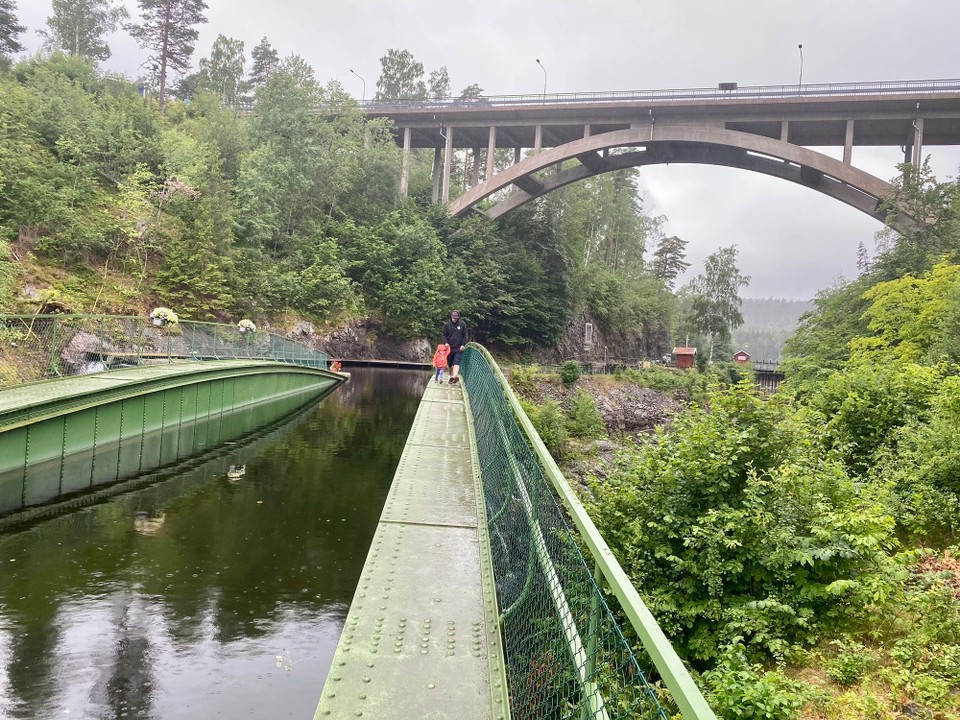 Schweden - Håverud - Das grüne ist die Brücke wo die Schiffe drin zur nächsten Schleuse fahren