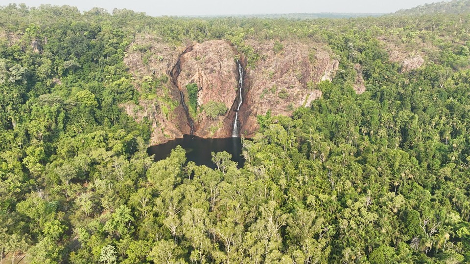 Australien - Litchfield Park - Gega Obet hets uf üsem Campingplatz überall Rauch ka. Mr hend ni so recht gwüsst wia noch das Bushfire isch, den ufda Bushfire Sita isch nix druf gsi. Immerhin hämr mit da Drohna chöna go luaga und feststella, dass zFür wit weg sie muass. Dafür hets gad no as schöns Fötali geh voda Wangi Falls.