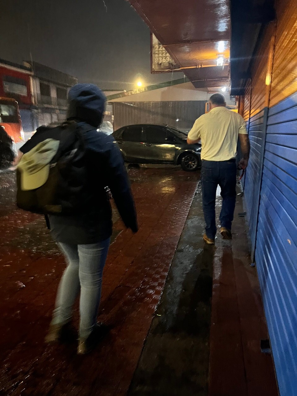 Costa Rica - La Fortuna - Aber er ish doch no uftaucht und nach 3 stund holpriger Fahrt einish quer dur de arsh vo de Welt simmer kurz vor Mitternacht in La Fortuna acho