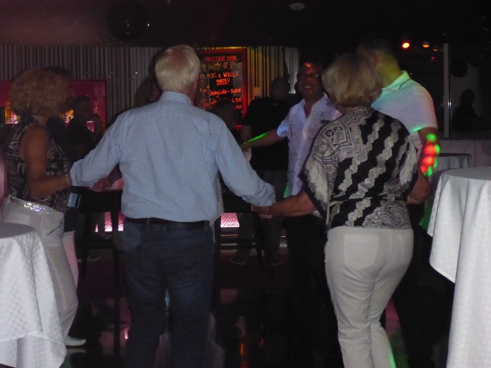  -  - So geht ein schöner Geburtstag um 3.30 Uhr in der Anytime-Bar zu Ende
