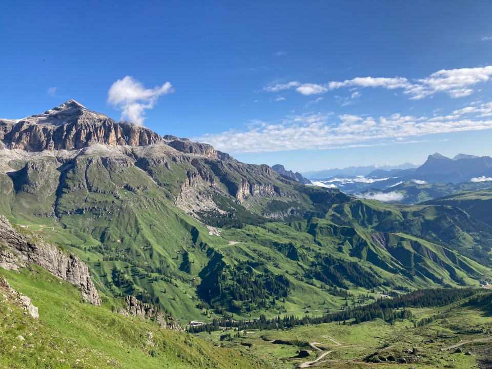Italien - Rocca Pietore - Ein Blick über den Grat auf den Piz Boe, rechts Kreuzkofel und ganz in der Ferne der Alpenhauptkamm (Großvenediger/ Großglockner?)