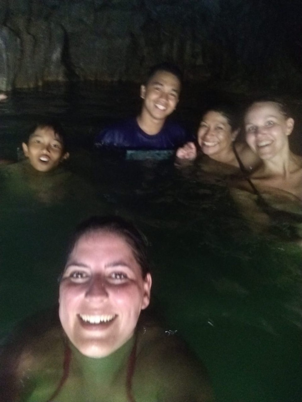 Philippines - Siquijor - Inne i grotta med våre to søte guider. Han ene var bare 12 og jobbet som guide nå som det var skolefri. De viste oss veien, hjalp oss opp og ned og passet på at vi kom trygt avgårde. 