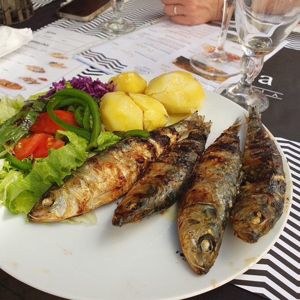 Portugal - Lissabon - Auch bei 30 °C ist eine Stärkung nötig.