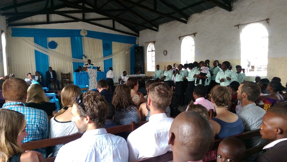 Demokratische Republik Kongo - Goma - Nach dem Vormittag wurden wir zu einer Hochzeit eingeladen. Die Trauung dauerte afrikanische 4 Stunden. Ein unvergessliches Erlebniss. Die Chöre zeigten eine fantastische Ausdauer und Energie welche auf uns übersprang. 