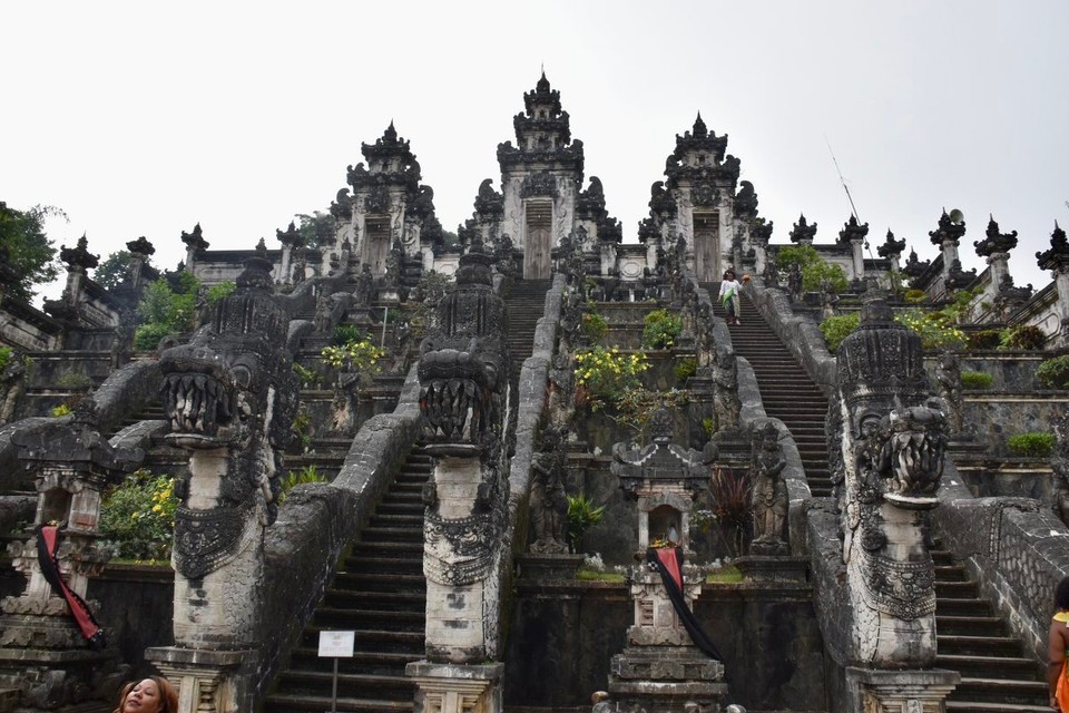 Indonesien - Karangasem - Der Lempuyang-Luhur-Tempel ist eine hinduistische Tempelanlage, welche mehrere große und kleine Tempel auf dem Berg Lempuyang, im Nordosten von Bali umfasst. Diese Tempel befinden sich auf einer Höhe zwischen 590 m und 1050 m.