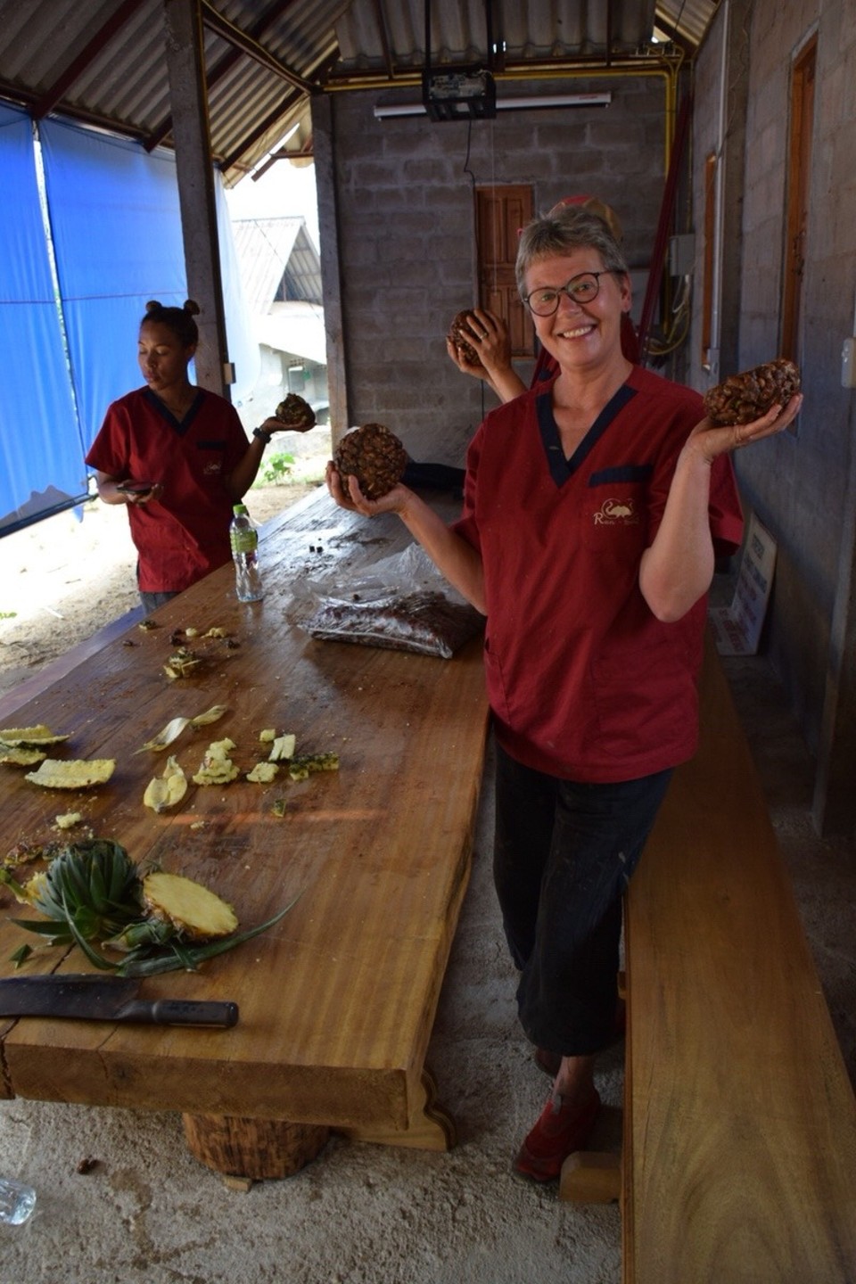 Thailand - Chiang Mai - Barbara beim Essenmachen, das wird er lieben, eine kleine Vitaminbombe
