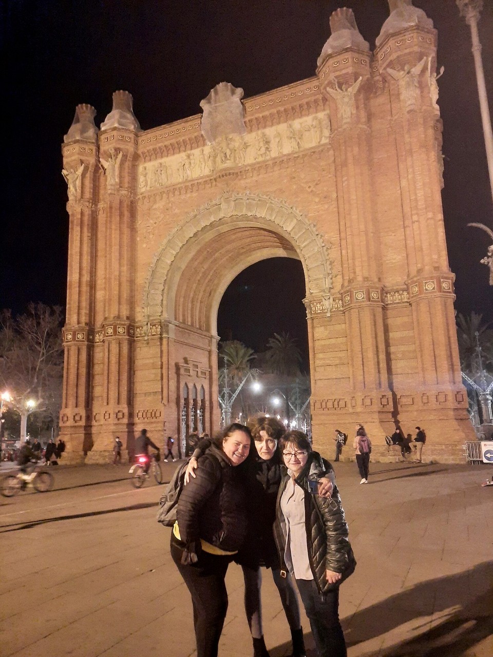 Spain - Barcelona - Ar grupinu pastaigajamies un mammai saka kaja sapet un piepampt