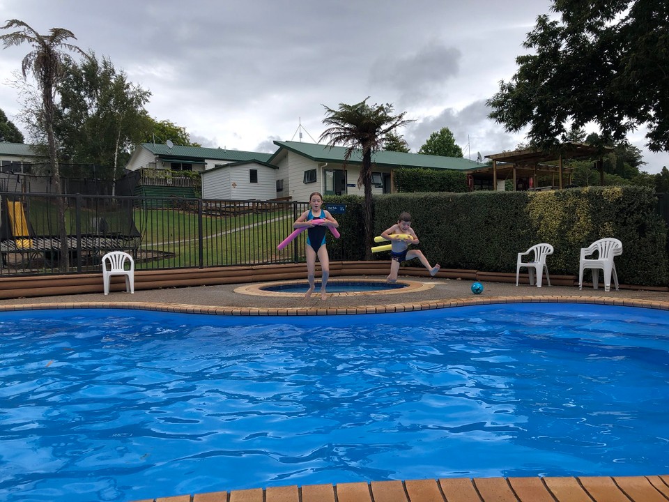 Neuseeland - Waitomo Central - Wir sind im Pool auf dem Campingplatz Baden gegangen. 