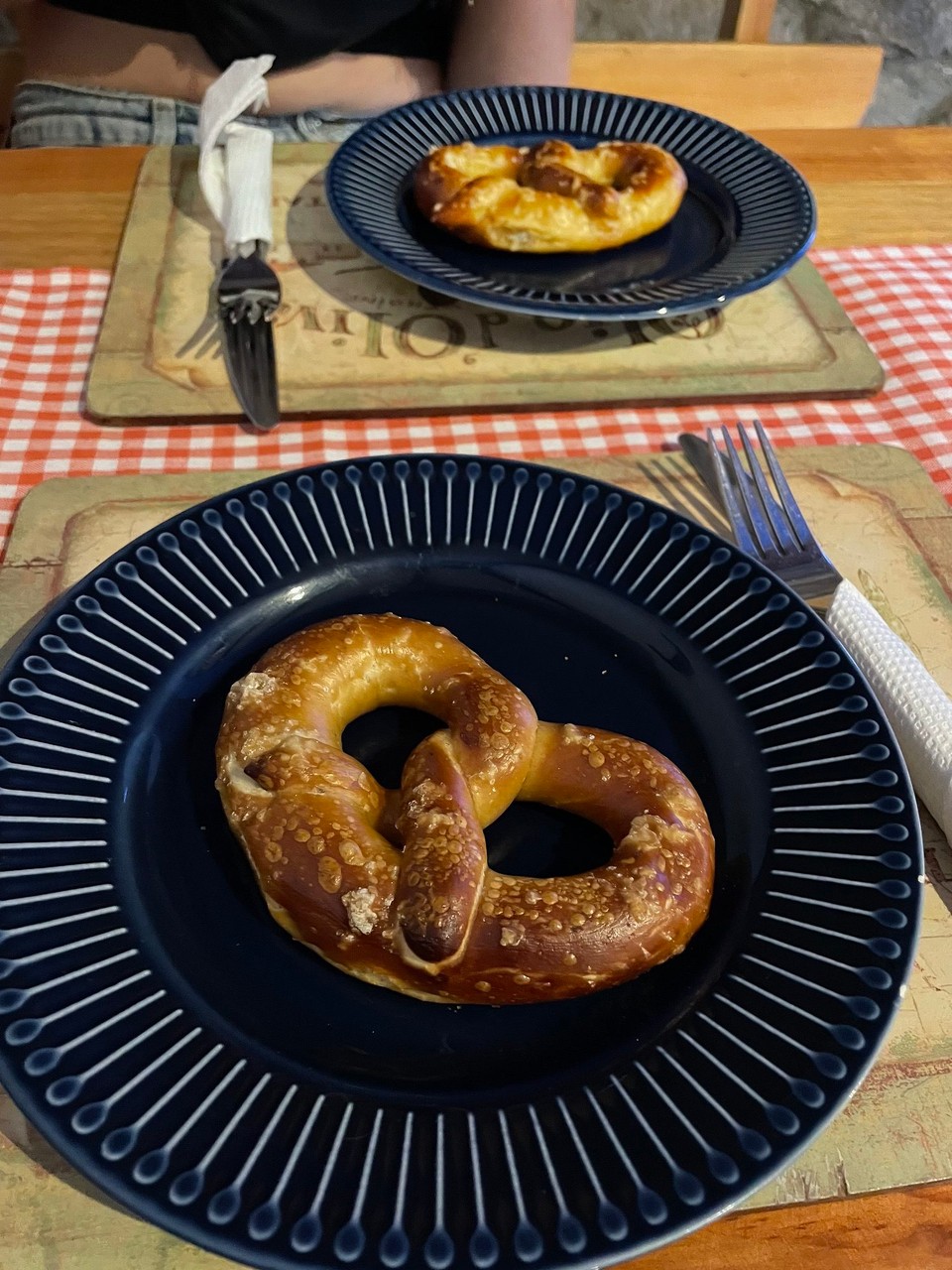 Guatemala - Antigua Guatemala - Deutsches Restaurant entdeckt - endlich mal wieder eine Brezel 🤤 🥨 
