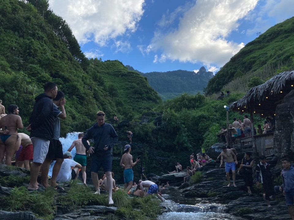 Vietnam - Yen Minh - So viele Menschen beim Wasserfall 🫣