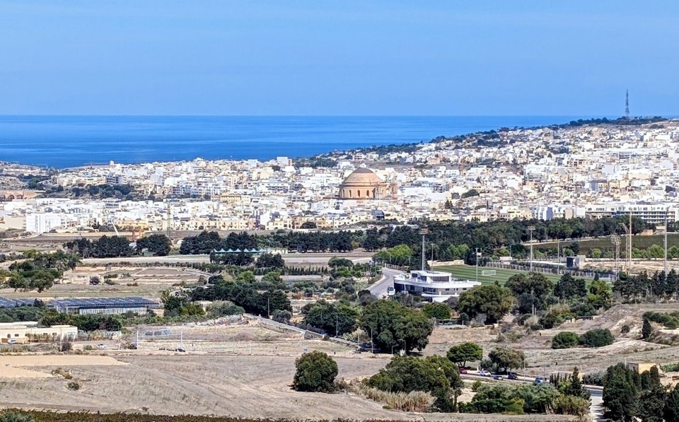 Malta - Mdina - Am Rande der Stadtmauer reicht die Aussicht weit über halb Malta. In der Bildmitte zeigt sich die Rotunde von Mosta, mit 35,97 m die viertgrößte freitragende Kuppel auf der Welt.