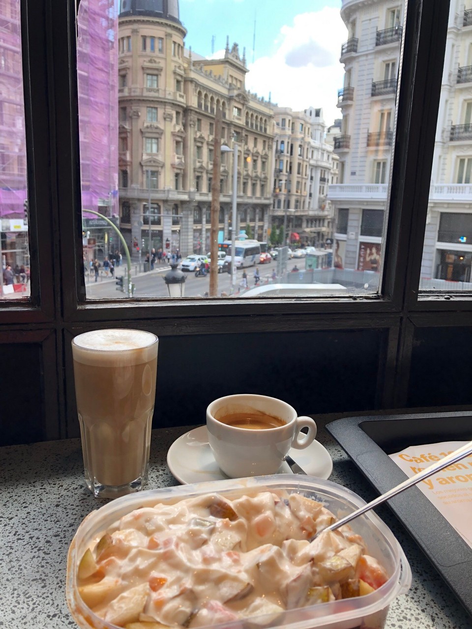 Deutschland - Berlin - Frühstück mit Blick auf die „Gran Via“