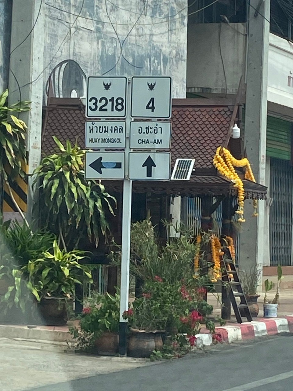 Thailand - Phetchaburi - Am nächsten Morgen noch einmal die Unfallstelle inspiziert.