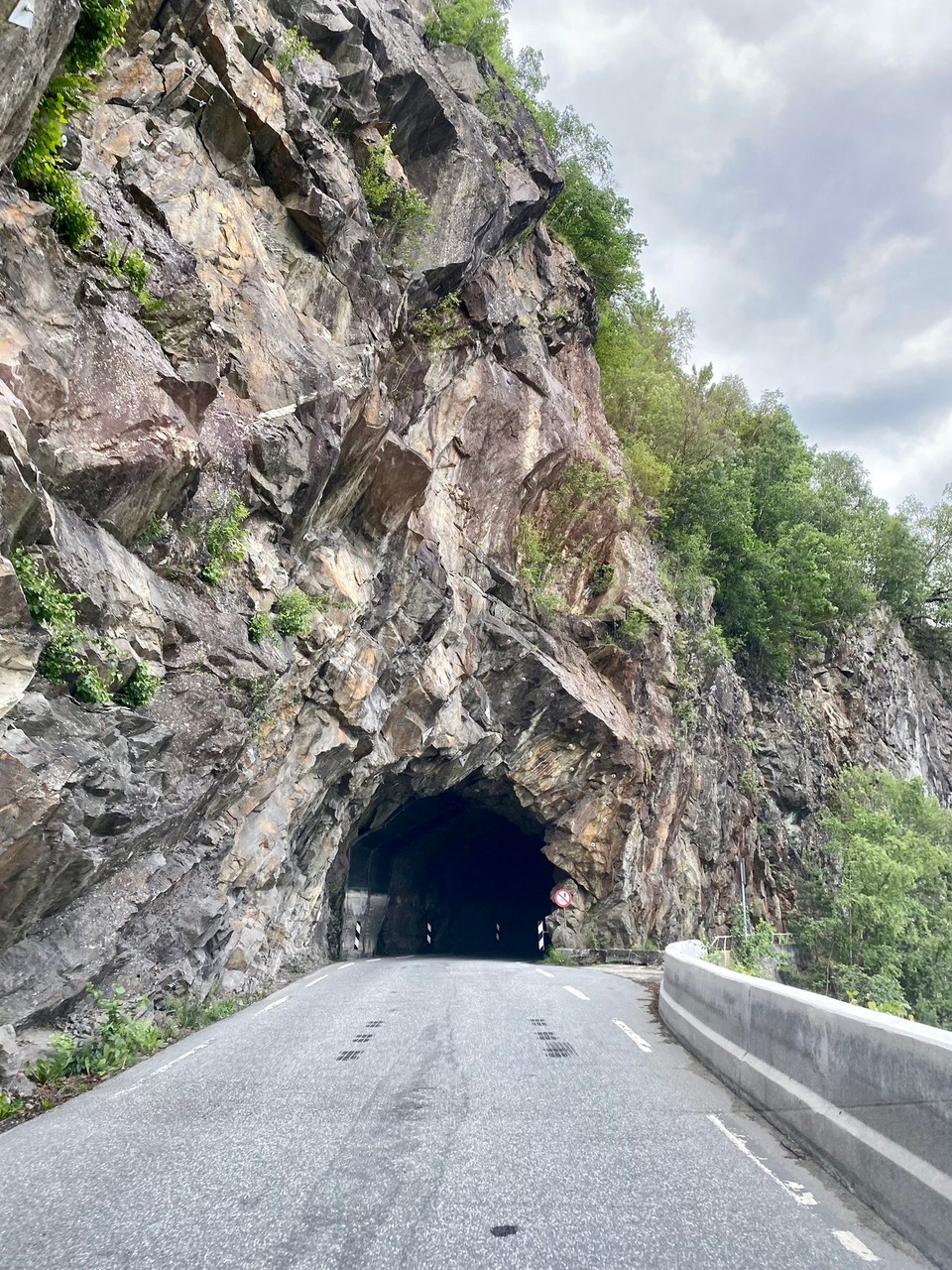 Norwegen - Bokn - Ja, auch in diesem Tunnel gibt es Gegenverkehr. Sogar Lastwagen mit Anhänger 😮🤔🥴