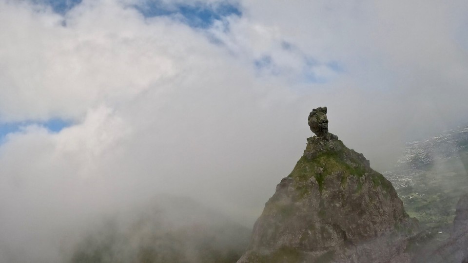 Mauritius - Triolet - Bitte nicht husten, sonst fällt er.
