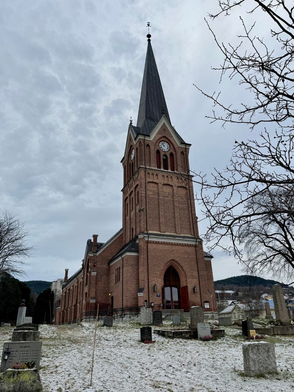 Norwegen - Lillehammer - Pünktlich zu 11:00 Uhr werden die „Schäfchen“ gerufen. Mitten in der Stadt gelegen und völlig selbstverständlich führen die Wege über den Friedhof. 