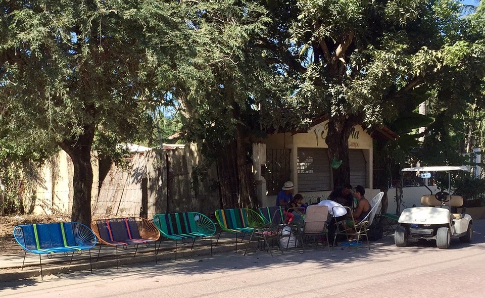 Mexiko - San Pancho - Der Acapulco-Chair und seine großen Geschwister werden hier in aller Ruhe am Straßenrand gewickelt und produziert. Und ja, neben Pickups fährt man hier auch Golfwagen :)