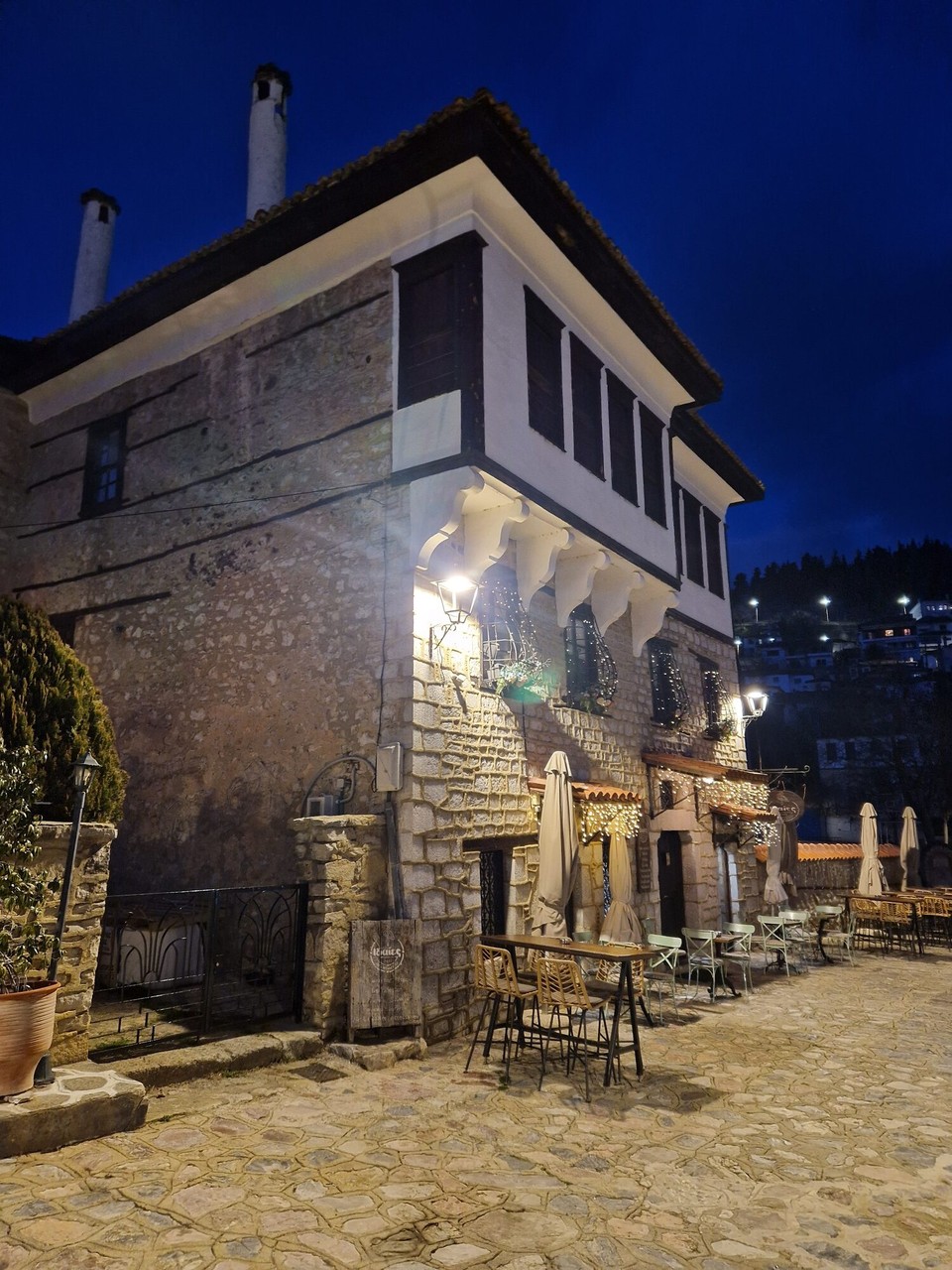 Griechenland - Kastoria - wunderschöne Tavernen der Altstadt