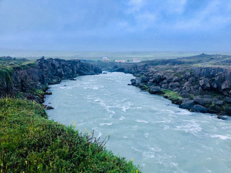 Island - Þingeyjarsveit - Hier fliesst das Wasser vom Goðafoss dann weiter...