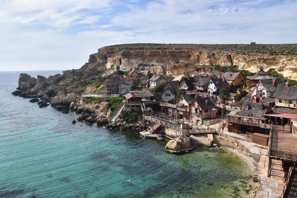 Malta - Marsaxlokk - Wer kennt ihn nicht, den spinatliebenden Matrosen Popeye. Und in Malta kannst du ihm ganz nah sein, denn hier befindet sich die originale Filmkulisse, welche 1979 von Walt Disney und Paramount für den Popeye Film gebaut wurde.
Dies war der nächste Stopp auf unserem Weg.