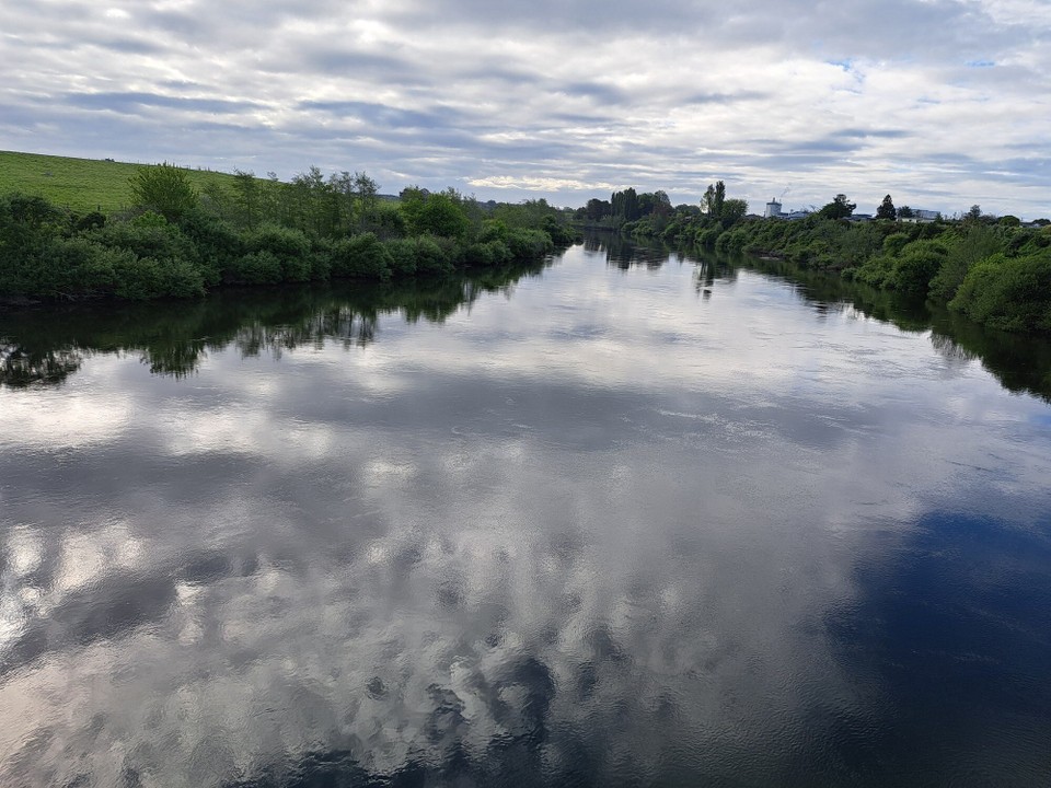 Neuseeland - Hamilton - Wolkenspiegelung im Fluss 