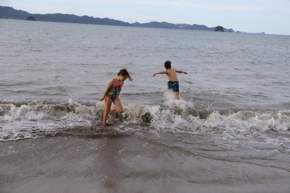 Neuseeland - Cooks Beach - Die Kinder lieben den Strand