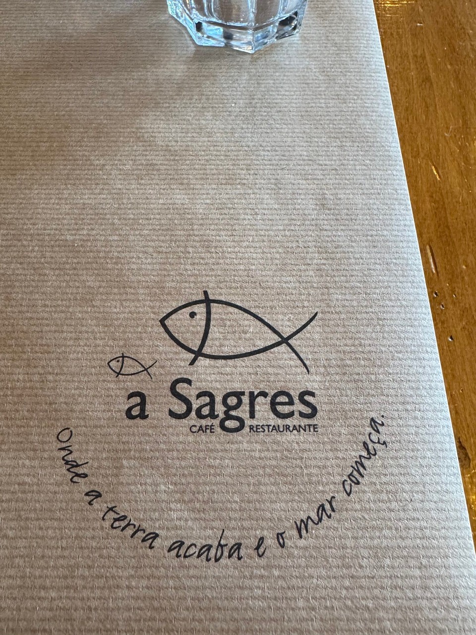 Portugal - Sagres - Lecker! Und Lou durfte auch mit rein. 